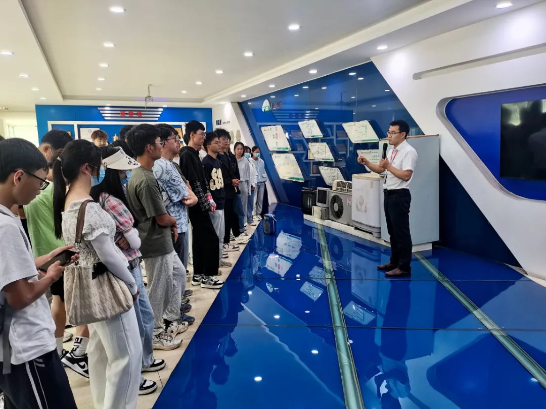 筑梦育人 环保先行 成都信息工程学院师生参观长虹格润